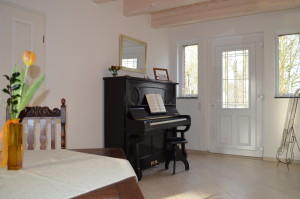 Diele und Haustür mit Klavier